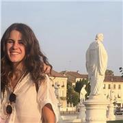 Studentessa laureata impartisce ripetizioni in Scienze umanistiche